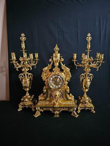 (37) Antieke Franse bronzen klok Regency-stijl + kandelaars beschikbaar voor biedingen