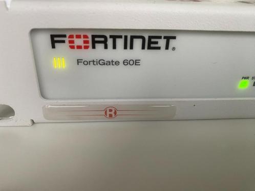 FortiGate 60E met rack mount kit, Informatique & Logiciels, Commutateurs réseau, Comme neuf, Enlèvement ou Envoi