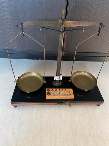 Ancienne balance en cuivre avec poids beschikbaar voor biedingen