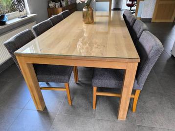 Eettafel en 8 stoelen Ethnicraft vol eik beschikbaar voor biedingen