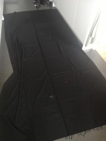Un le de 150 cm de tissu en laine noir beschikbaar voor biedingen