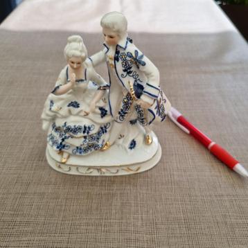 Porseleinen figuren en schaaltje beschikbaar voor biedingen