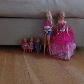 5 poupées Barbies ( 2 adultes et 3 enfants)