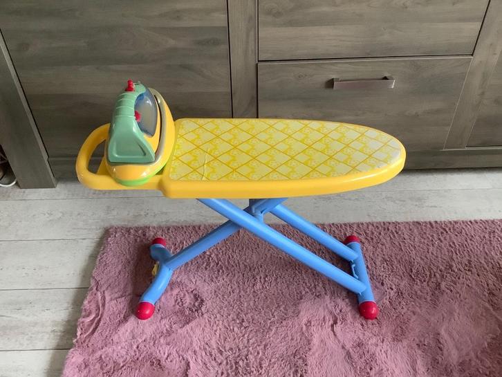 Plastic speelgoed strijkplank (47x67 cm), Kinderen en Baby's, Speelgoed | Speeltafels, Zo goed als nieuw, Verzenden