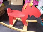 Rood schommelstoeltje ( rendier ) in hout ,, Kinderen en Baby's, Ophalen of Verzenden, Zo goed als nieuw, Rij- of Hobbelspeelgoed