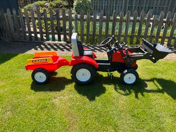 Traptractor met schoep en aanhangwagen .  beschikbaar voor biedingen