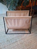 krantenbak retro in Leder en metaal, Ophalen, Zo goed als nieuw