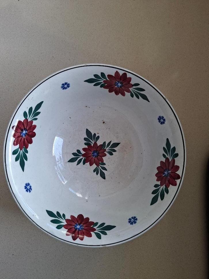 Saladeschaal „Les Floralies” van keramiek (oud), Antiek en Kunst, Antiek | Keramiek en Aardewerk, Ophalen of Verzenden