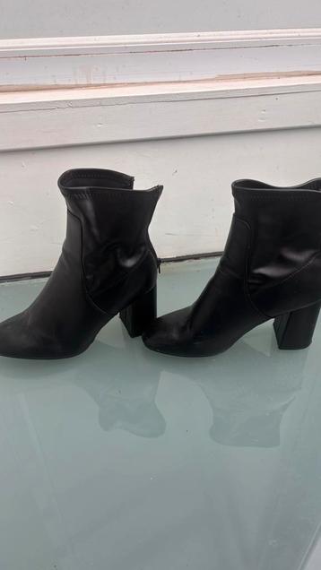 Mini bottines beschikbaar voor biedingen
