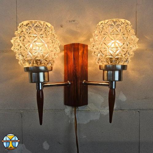 Vintage Deense teakhout dubbele wandlamp kristallen kap 60s, Huis en Inrichting, Lampen | Wandlampen, Zo goed als nieuw, Glas
