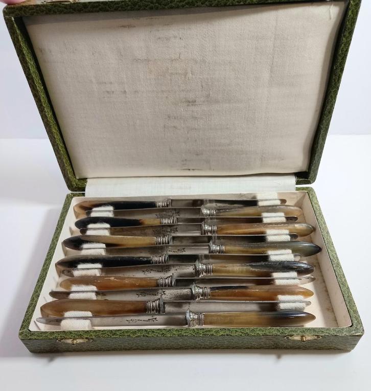 12 couteaux à dessert en corne brune et acier fondu, Antiquités & Art, Antiquités | Couverts, Enlèvement ou Envoi