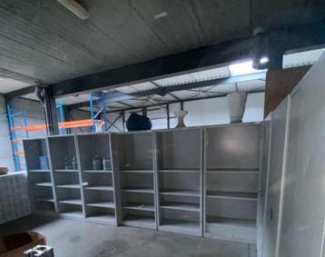 8 metalen opbergkasten met leggers beschikbaar voor biedingen