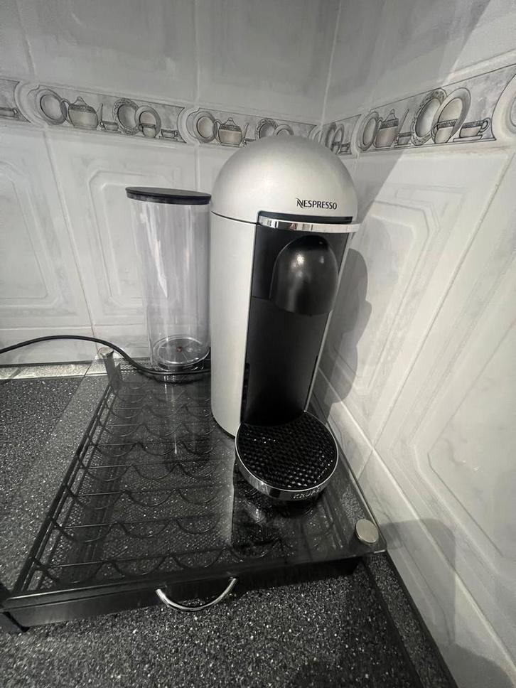 NESPRESSO Vertuo Plus Krups machine + glazen capsulehouder, Elektronische apparatuur, Koffiezetapparaten, Zo goed als nieuw, Koffiemachine