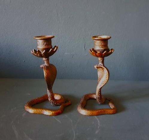 Vintage paar Indiase bronzen cobra kandelaars., Antiquités & Art, Antiquités | Bougeoirs, Cuivre ou Bronze, Enlèvement