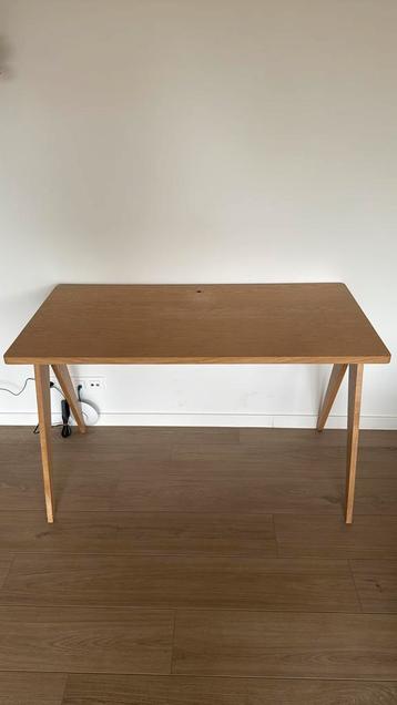 Bureau in prima staat beschikbaar voor biedingen