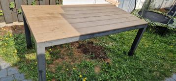 Tuintafel beschikbaar voor biedingen