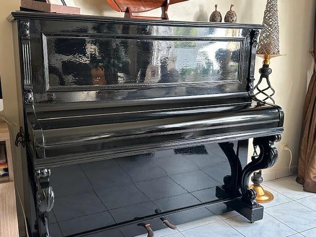 Prachtige decoratieve piano., Muziek en Instrumenten, Piano's, Gebruikt, Piano, Zwart, Hoogglans, Ophalen