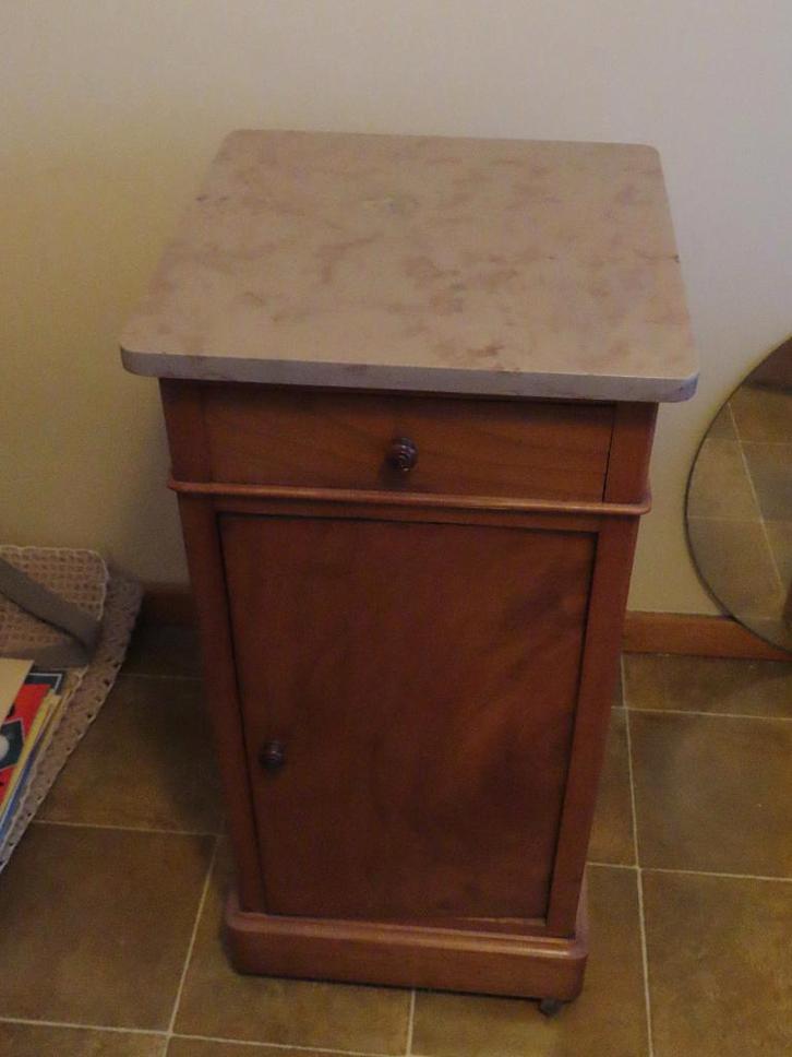 Table de chevet ancienne avec plateau en marbre, Antiquités & Art, Antiquités | Meubles | Armoires, Enlèvement
