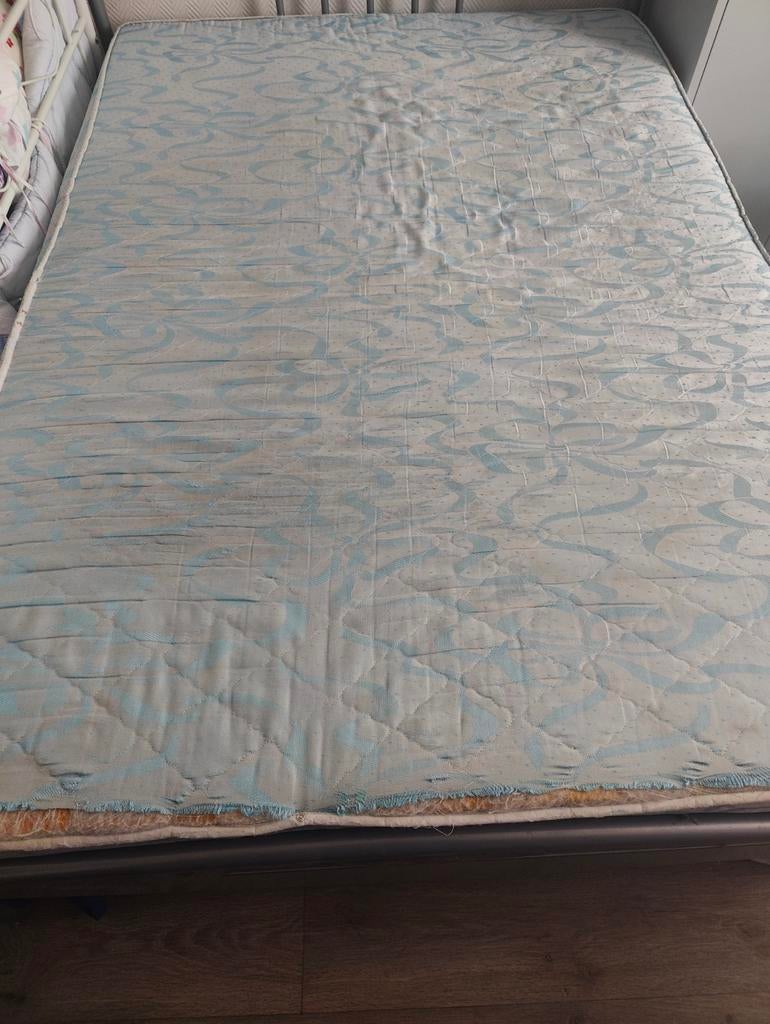 Matelas 140x200 — bon état, résistance moyenne, Enlèvement, Matelas
