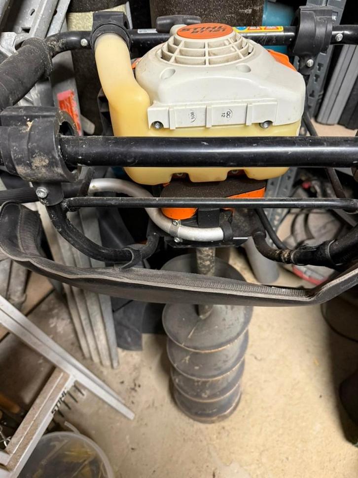 Stihl BT 121 — Tarière thermique à essence + mèche, Bricolage & Construction, Outillage | Pièces de machine & Accessoires, Comme neuf