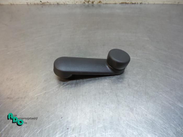 Manivelle de vitre d'un Opel Corsa (Corsa C 00-), Autos : Pièces & Accessoires, Vitres & Accessoires, Opel, Utilisé, 3 mois de garantie