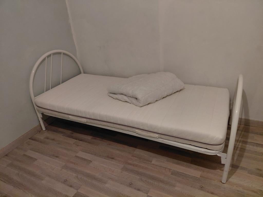 Gratis. 2x bed + matras, 1x lichte dons, Ophalen