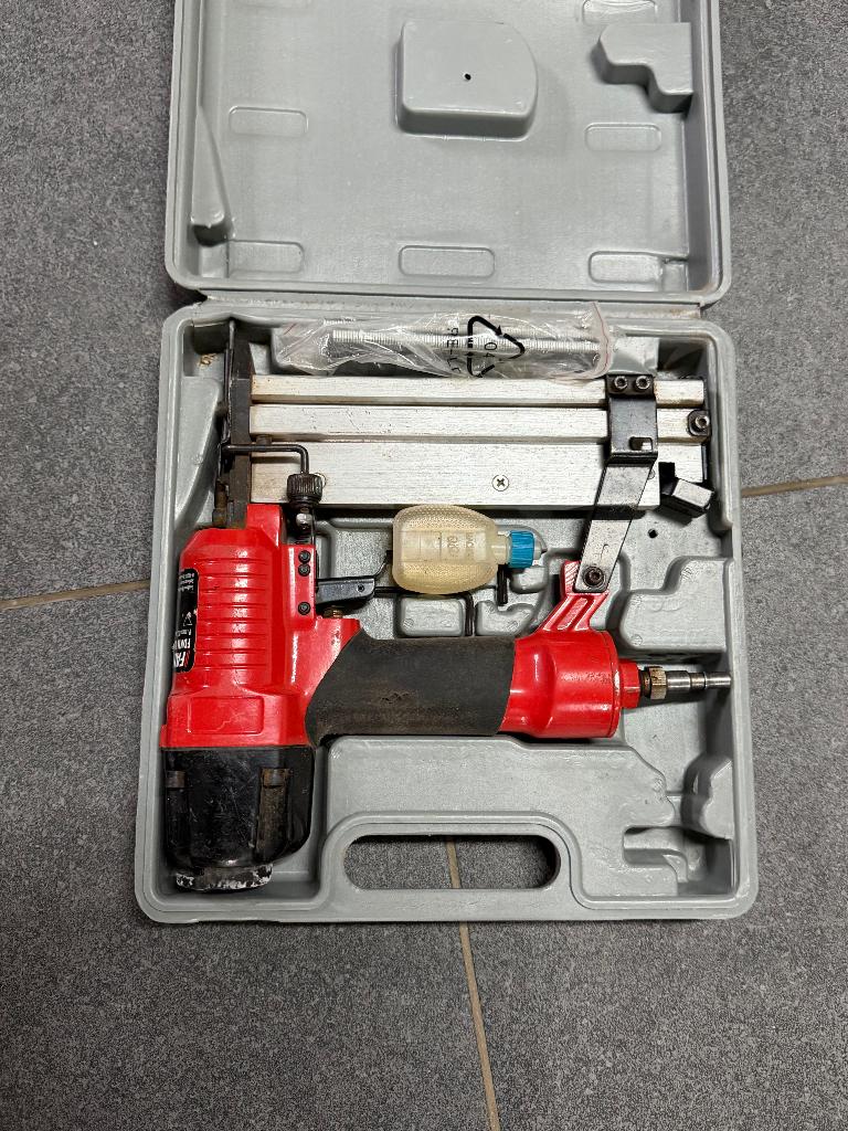 Fairline pneumatisch nietpistool, Doe-het-zelf en Bouw, Gereedschap | Handgereedschap, Zo goed als nieuw, Ophalen