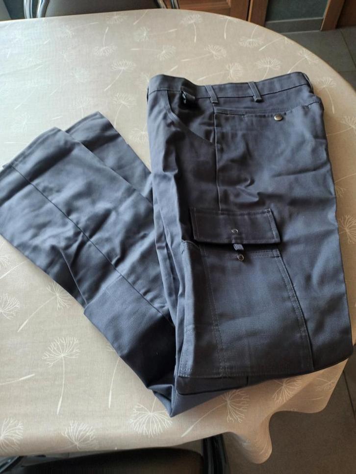 Nieuwe werkbroeken 2 stuks maat 44 te koop 15 euro het stuk, Vêtements | Hommes, Pantalons, Gris, Enlèvement