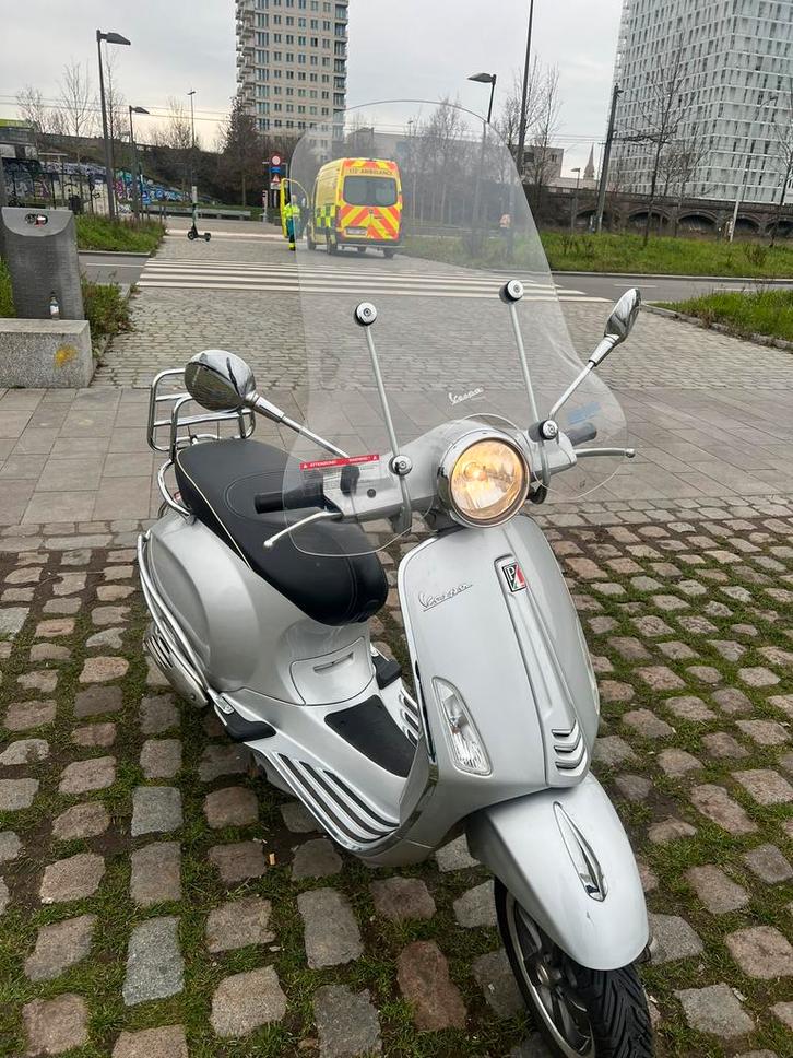 Vespa Klasse A Primavera 70th Anniversary + Vespa helmen, Fietsen en Brommers, Scooters | Vespa, Zo goed als nieuw, Ophalen