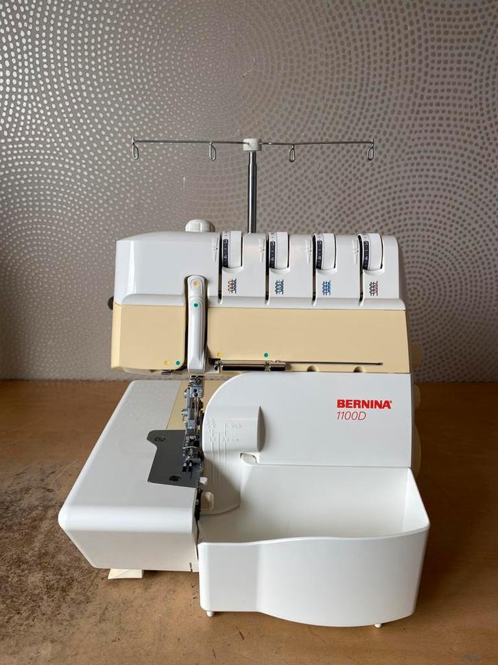 LOCKMACHINE BERNINA 1100D 2/3/4 DRAADS IN NETTE STAAT, Hobby en Vrije tijd, Naaimachines en Toebehoren, Gebruikt, Lockmachine