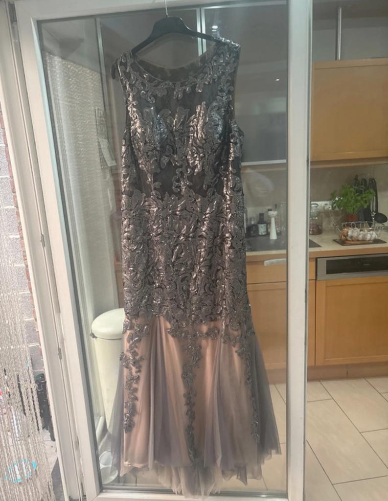 Robe chic gris & beige à strass – portée 1x – taille 42/46, Vêtements | Femmes, Envoi, Comme neuf, Beige