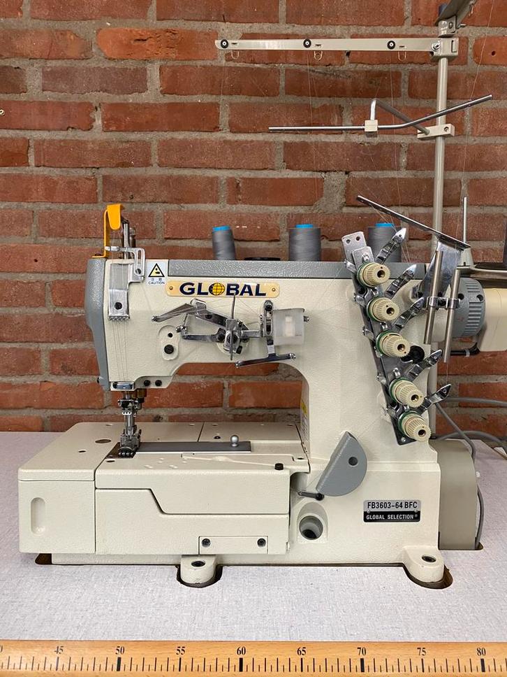 MACHINE INDUSTRIELLE DE /COUVERTURE GLOBALE EN BON ÉTAT, Hobby & Loisirs créatifs, Machines à coudre & Accessoires, Comme neuf