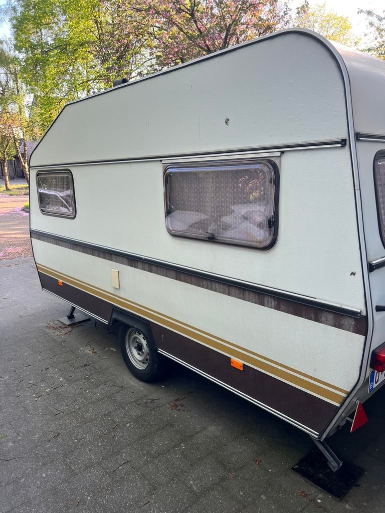 Mooie goed onderhouden retro caravan in nette staat, Caravans en Kamperen, Caravans, Dwarsbed, Treinzit, Particulier, Koelkast