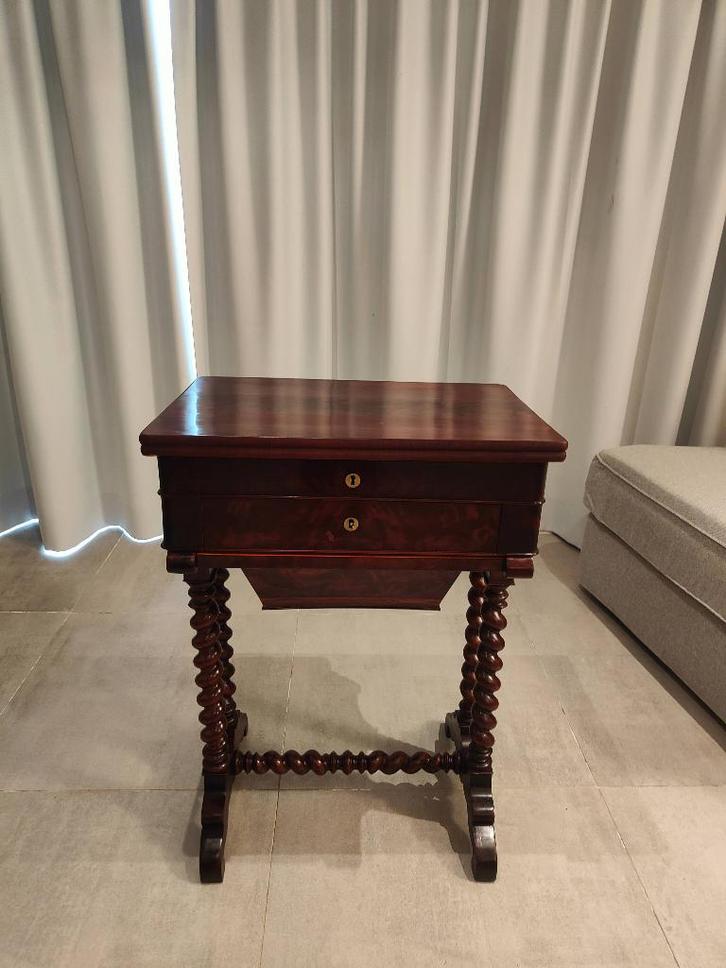 Table à ouvrage (travailleuse) de style Louis XIII, Antiek en Kunst, Antiek | Meubels | Tafels, Ophalen