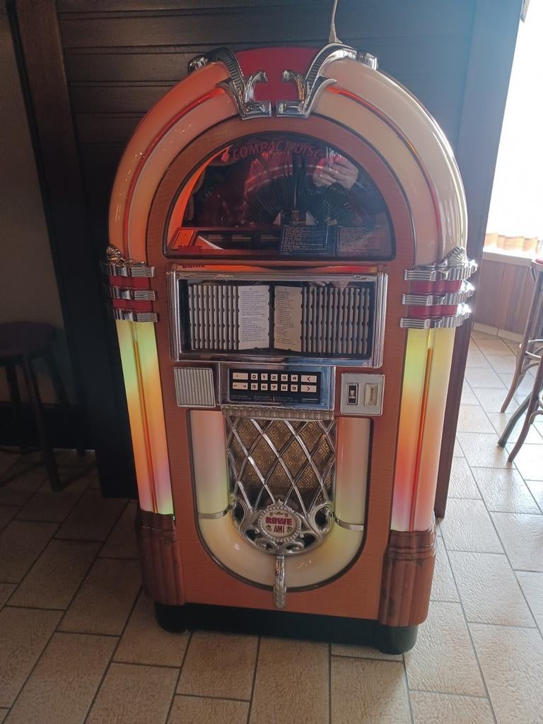 Juke box avec CD de marque AMI. Fonctionne parfaitement en r, Collections, Enlèvement, Ami
