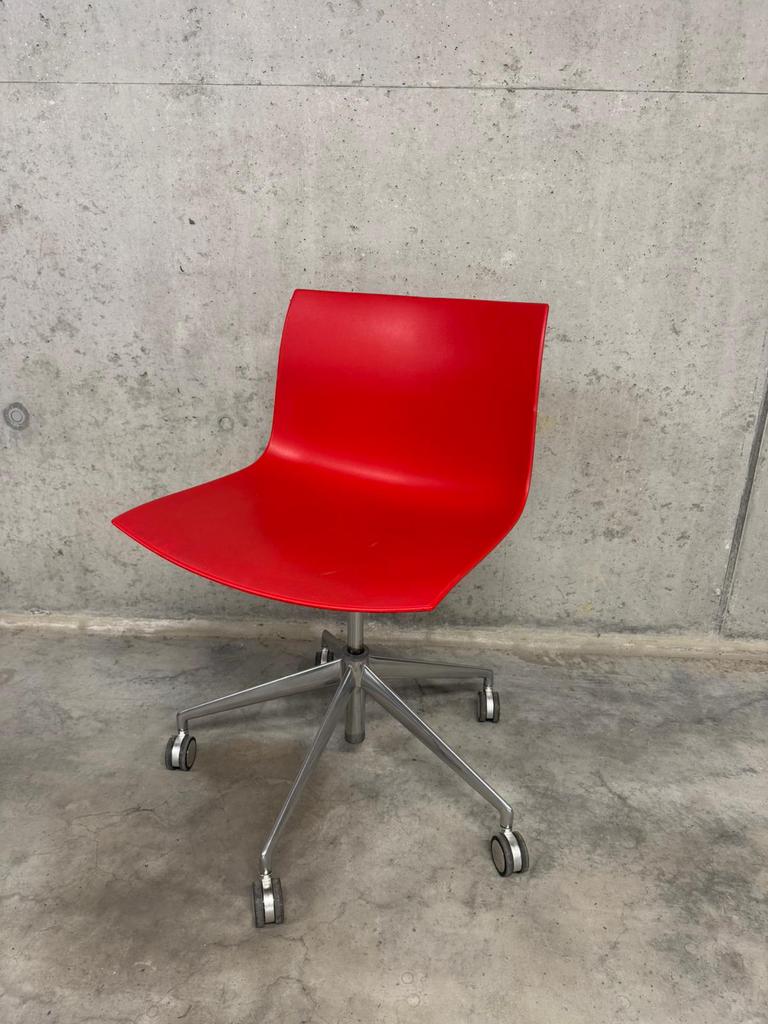 Arper Catifa bureaustoel (2 beschikbaar) - rood - wielen, Huis en Inrichting, Bureaustoelen, Zo goed als nieuw, Bureaustoel, Rood