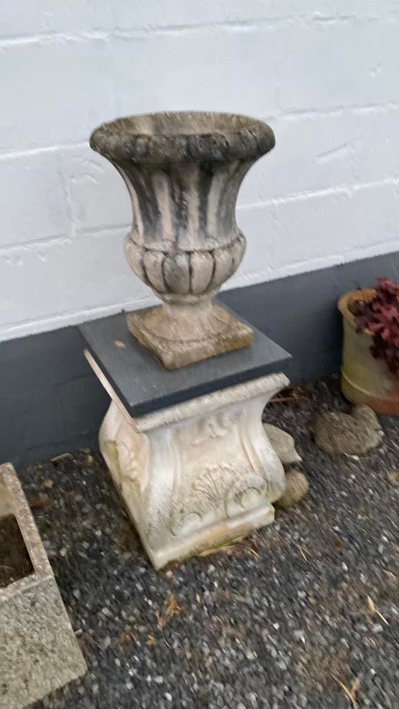 Stenen bloempot met voet, Ophalen, Gebruikt