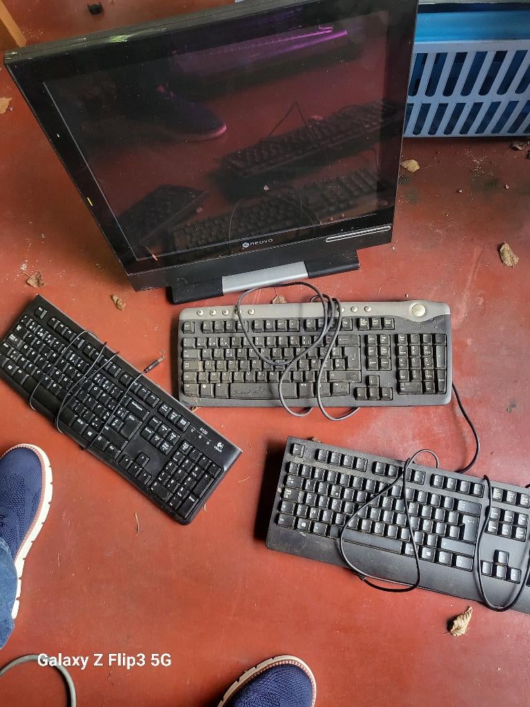 Lot Desktop + 3 beeldschermen + klavieren merk DELL, Informatique & Logiciels, Ordinateurs de bureau, HDD, 32 GB, Avec carte vidéo