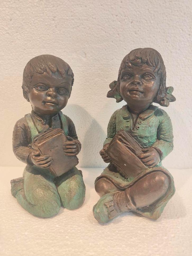 2 mooie beelden van Mat Wanders lezende kinderen, Verzamelen, Beelden en Beeldjes, Gebruikt, Mens, Verzenden
