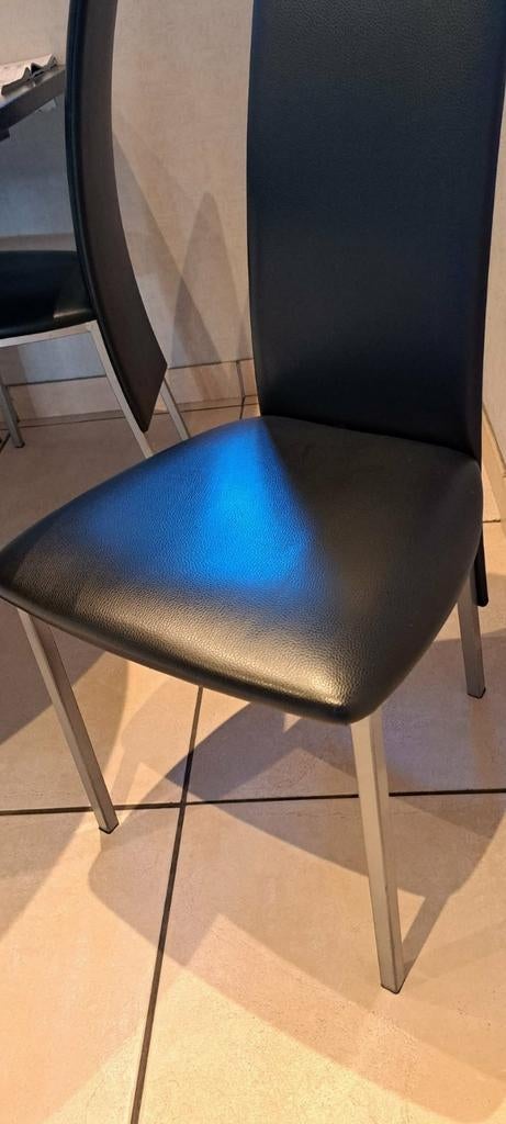 4 chaises à vendre, Maison & Meubles, Chaises, Comme neuf, Quatre, Autres matériaux, Noir, Enlèvement