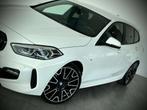 BMW 1 Serie 118 iA FULL PACKM-COCKPIT-CARPLAY-CAMERA-JANTES1, Auto's, BMW, Automaat, 1 Reeks, Wit, Bedrijf