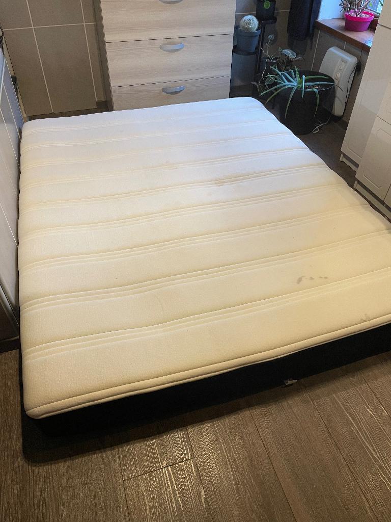 Matelas 160 / 200 avec ressorts et contour en velours noir, Matelas, Enlèvement, Utilisé, 200 cm