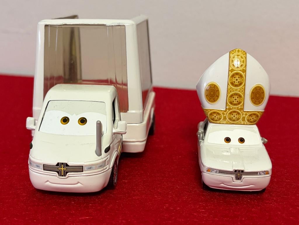 DISNEY CARS 2 Voiture du Pape & Pape Pignon IV Neuf, Hobby & Loisirs créatifs, Voitures miniatures | Échelles Autre, Neuf, Voiture