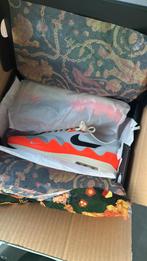 Patta x Nike Air Max 1 (45, Hyper Crimson / Pure Platinum), Kleding | Heren, Schoenen, Overige kleuren, Nike, Nieuw, Ophalen of Verzenden