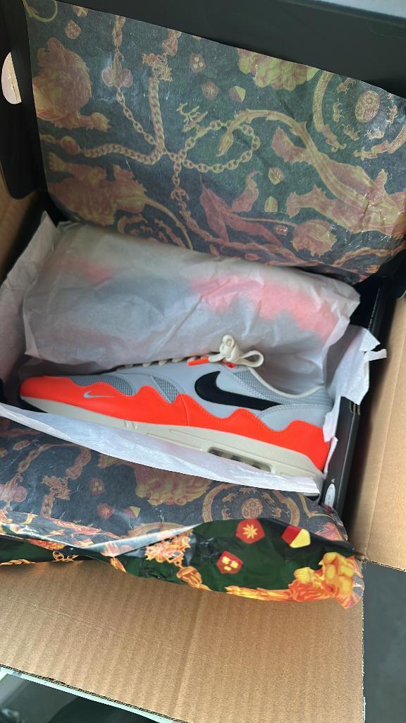 Patta x Nike Air Max 1 (45, Hyper Crimson / Pure Platinum), Kleding | Heren, Schoenen, Nieuw, Sneakers, Overige kleuren, Ophalen of Verzenden