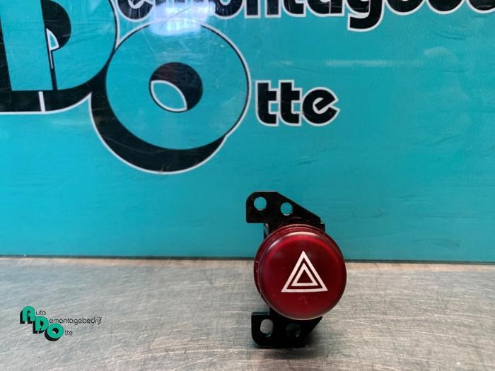 Paniekverlichtings Schakelaar van een Mitsubishi Colt (Colt, Auto-onderdelen, Dashboard en Schakelaars, Mitsubishi, Gebruikt, 3 maanden garantie