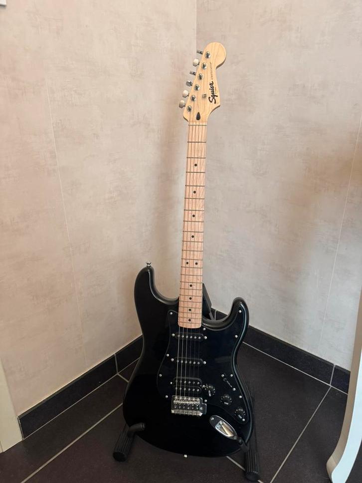 Squier Stratocaster by Fender, Musique & Instruments, Instruments à corde | Guitares | Électriques, Comme neuf, Fender, Enlèvement