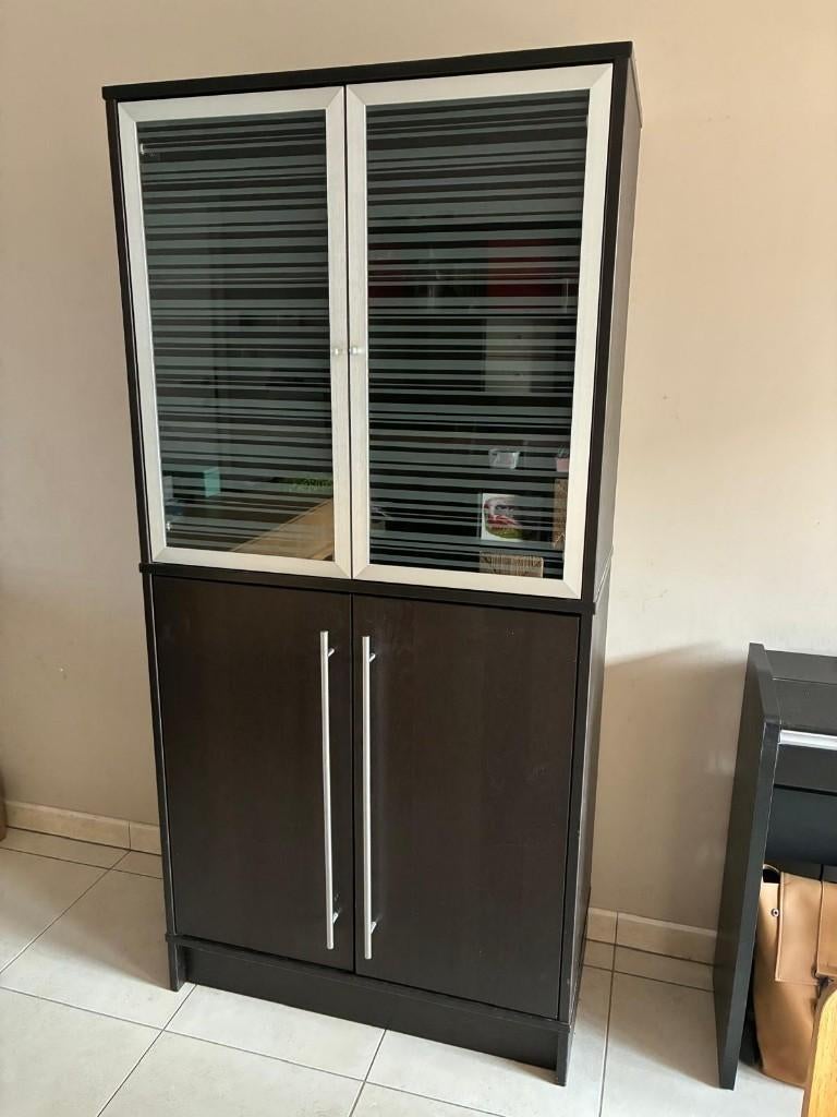 IKEA VITRINEKAST + Gratis 12 wijnglazen, Huis en Inrichting, Kasten | Vitrinekasten, Ophalen, Met deur(en), 50 tot 100 cm, Zo goed als nieuw