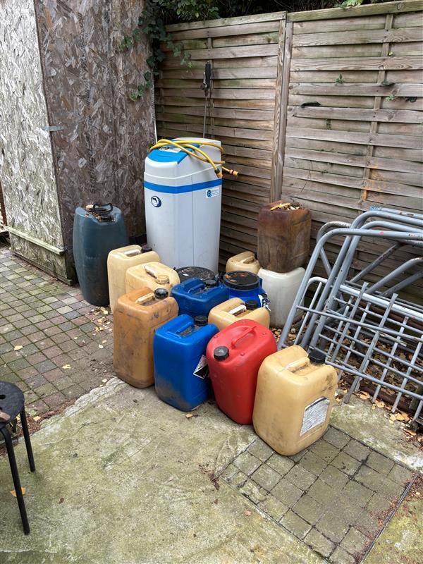 Lot complet de bidons + adoucisseur d’eau (état inconnu), Doe-het-zelf en Bouw, Containers, Ophalen