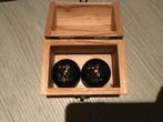 Meridiaankogels yin yang in houten kistje, Antiek en Kunst, Ophalen of Verzenden